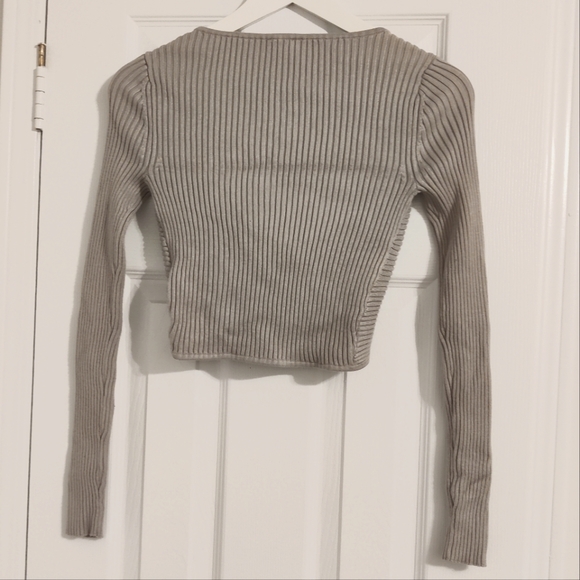 Abercrombie & Fitch Cropped Twist Front Sweater - Picture 2 of 4